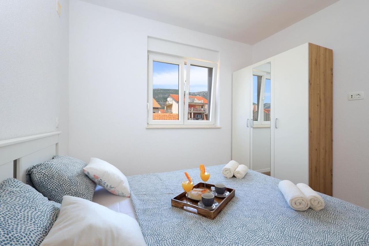 Bonaca Apartments With Terrace And Private Parking Каштела Екстер'єр фото