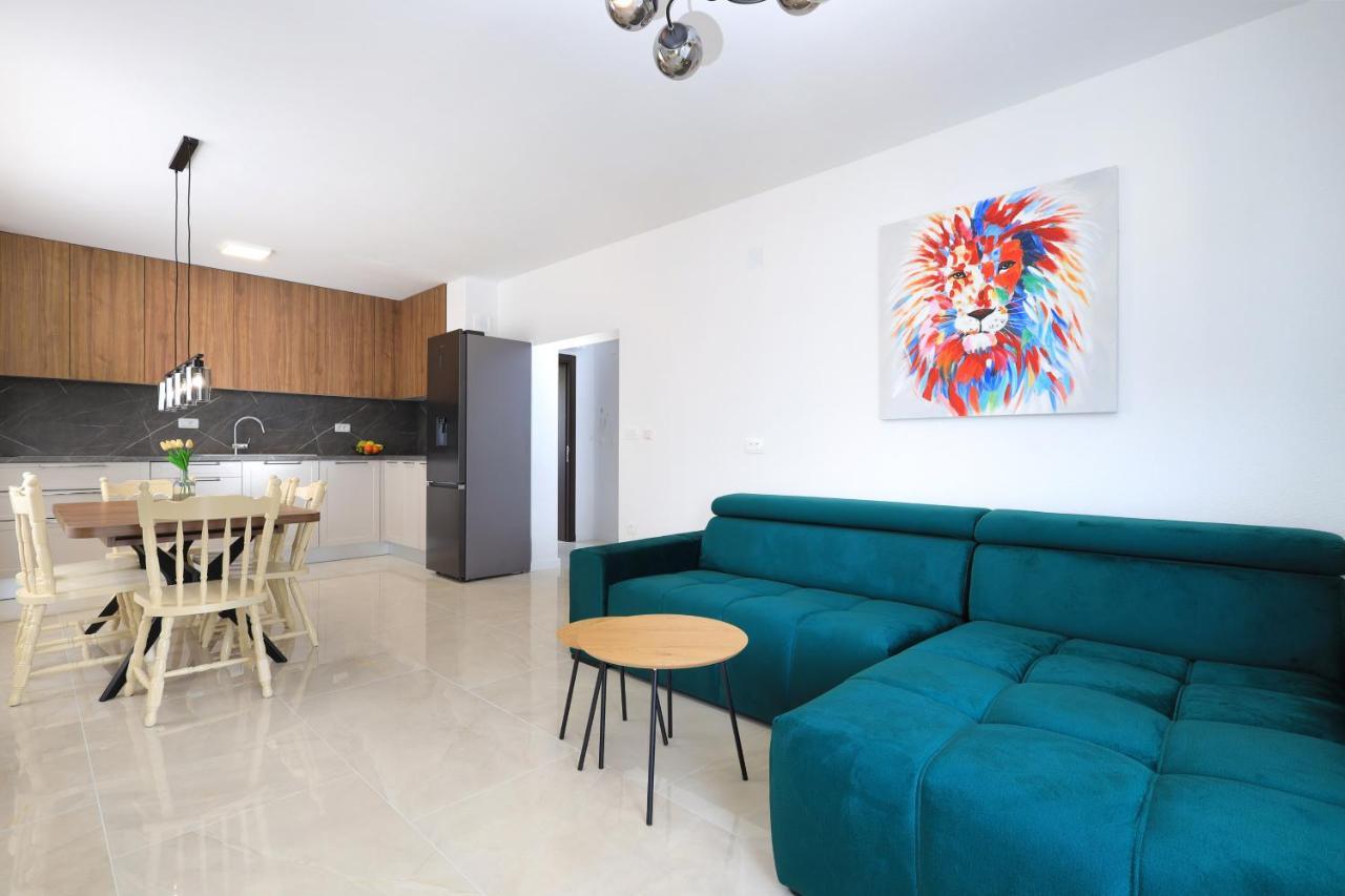 Bonaca Apartments With Terrace And Private Parking Каштела Екстер'єр фото
