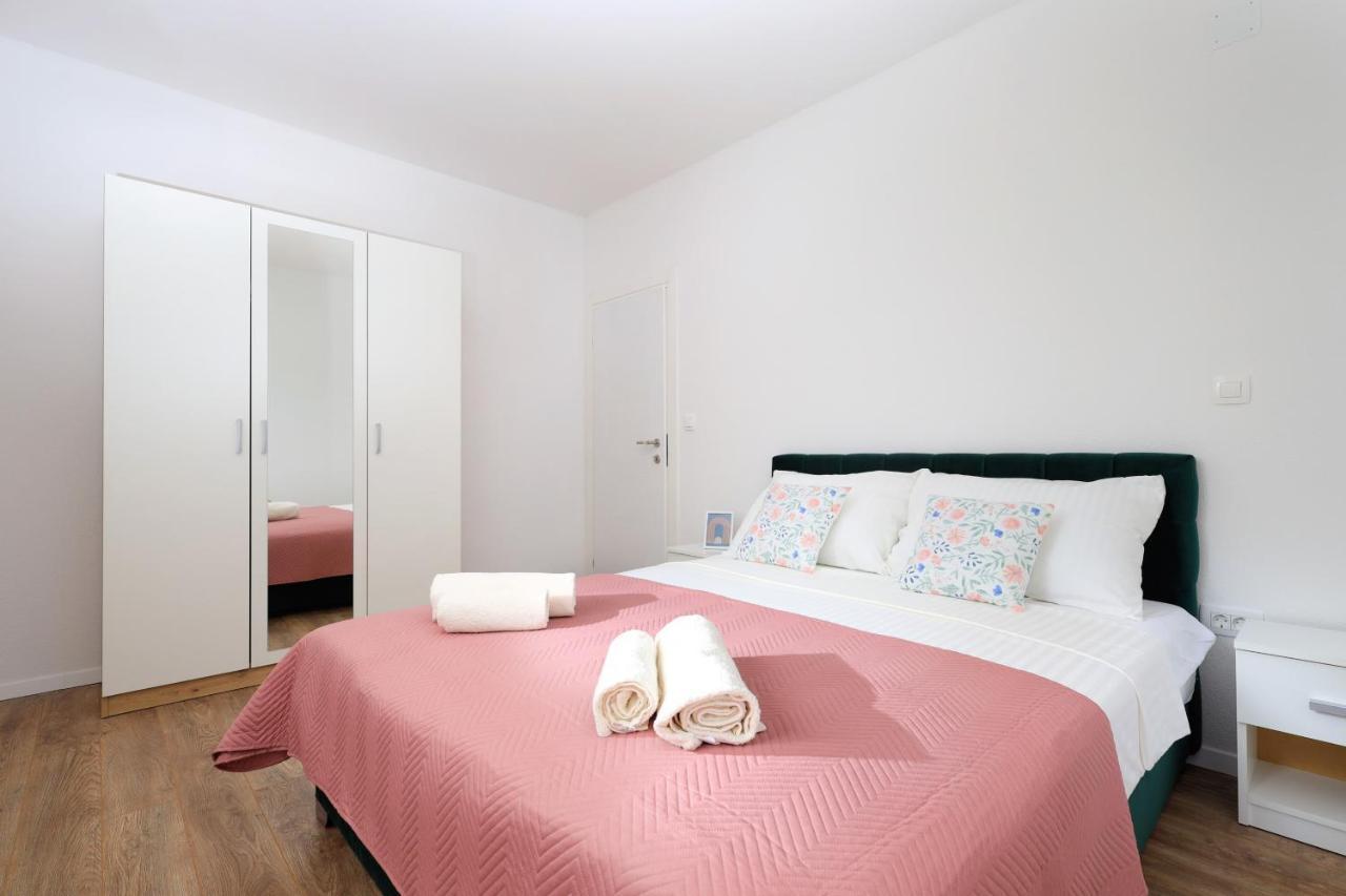 Bonaca Apartments With Terrace And Private Parking Каштела Екстер'єр фото
