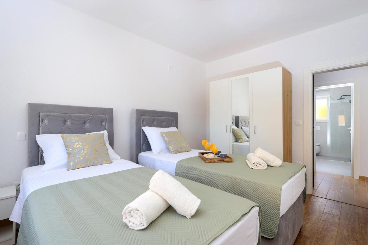 Bonaca Apartments With Terrace And Private Parking Каштела Екстер'єр фото